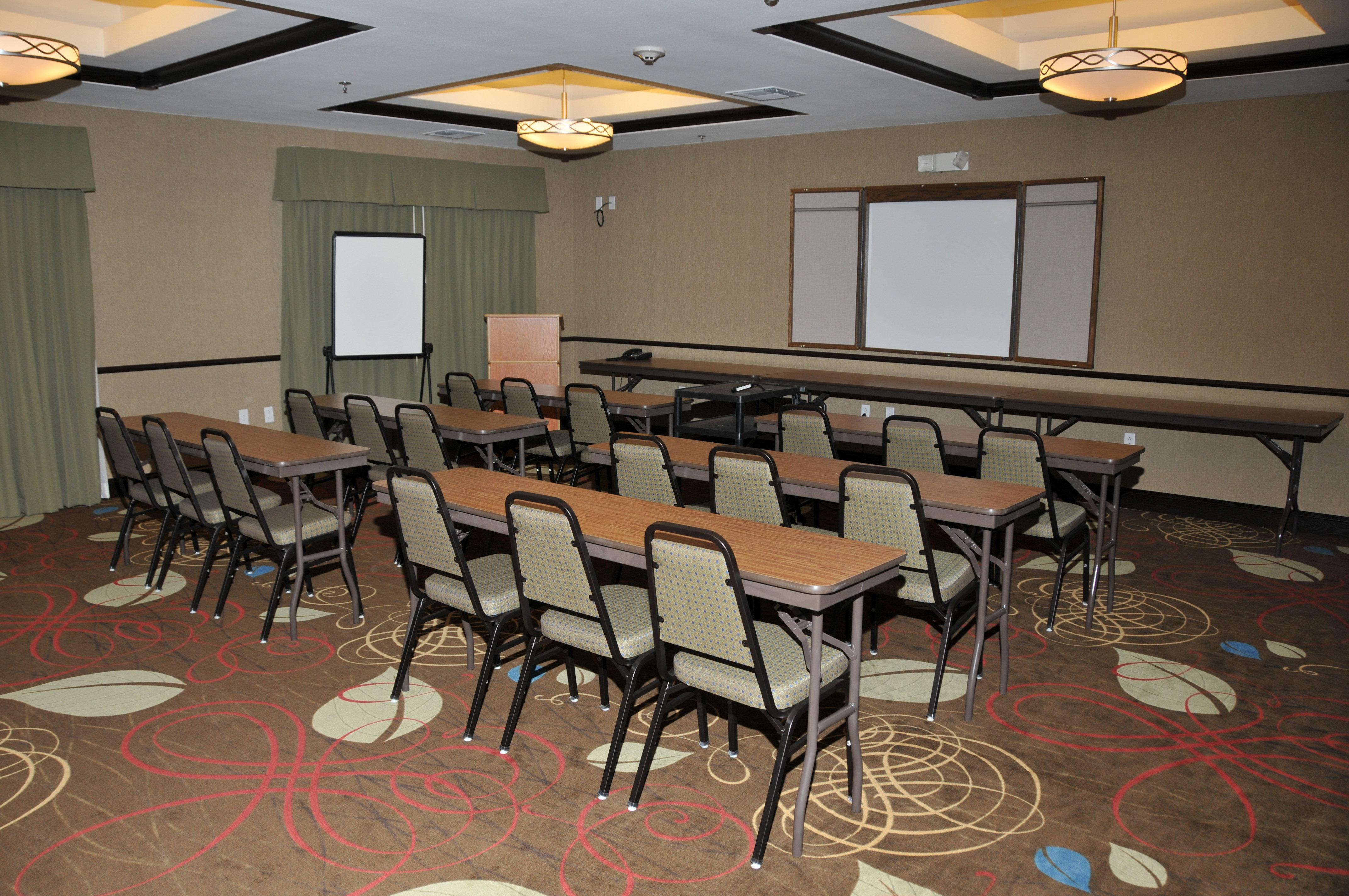 Holiday Inn Express & Suites Clinton By Ihg Business bilde